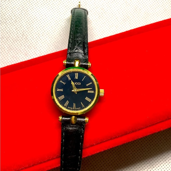 Super CUTE ladies GUCCI SHELLY LINE watch🌹🌹🌹 - Picture 1 of 14
